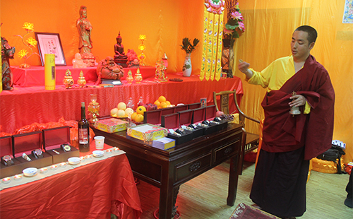 阿松傾批活佛應(yīng)邀約親臨我司佛堂弘揚(yáng)佛法